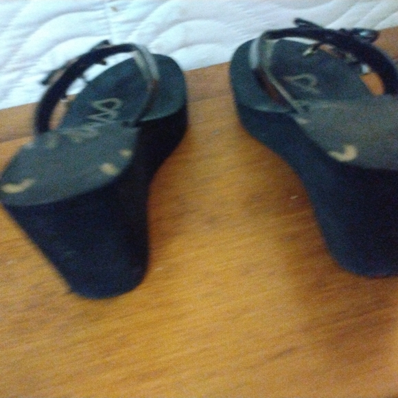 Guess Black with gold and rhinestones platform flip flops - Picture 10 of 10